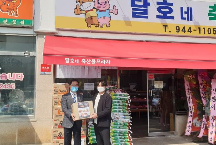 [거창군] 가조면 달호네 축산프라자 360만 원 상당 쌀, 라면 기부  [거창군] 가조면 달호네 축산프라자 360만 원 상당 쌀, 라면 기부