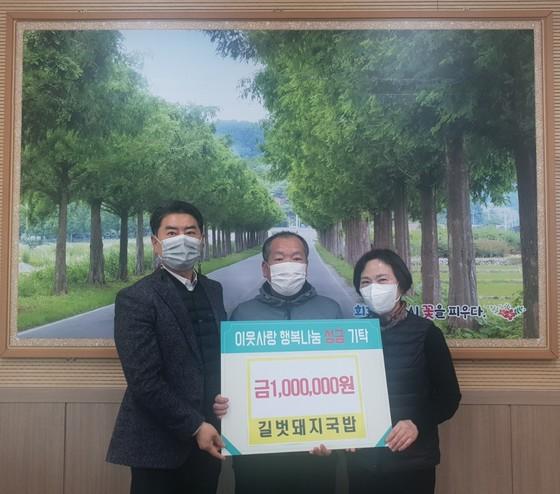 [고성군] 회화면 길벗돼지국밥식당 따뜻한 겨울나기 성금 100만 원 사랑 전달  [고성군] 회화면 길벗돼지국밥식당 따뜻한 겨울나기 성금 100만... 