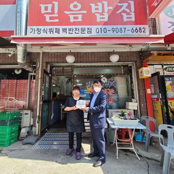 [시흥시] ‘계단 없애고, 글씨는 크게’ 시흥시, 어르신 편의 높인 고령친화상점 활성화  [시흥시]  ‘계단 없애고, 글씨는 크게’  시흥시, 어르신... 