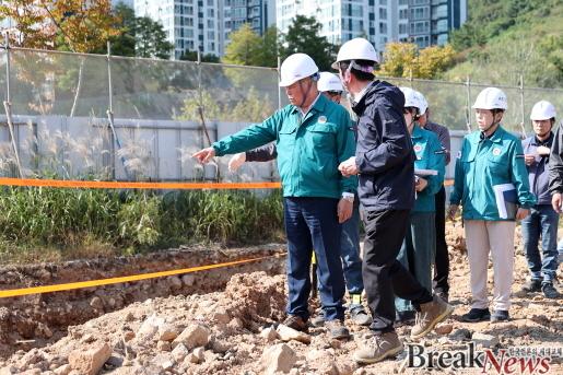 Kimsan, Muan-gun governor, inspects on-site progress of residents’ long-awaited project