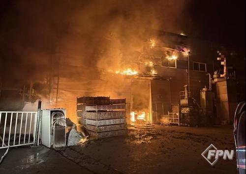 경북 고령군 공장 화재... 1동 전소, 인명피해 없어 - 뉴스 썸네일 이미지